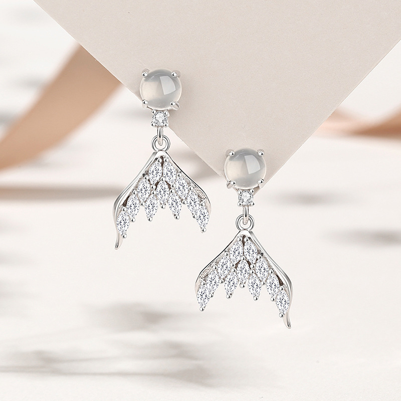 Original fish-tail earrings for women, made of pure silver, featuring a Korean-style, niche design with a high-end aesthetic, and adorned with white chalcedony and micro-paved cubic zirconia