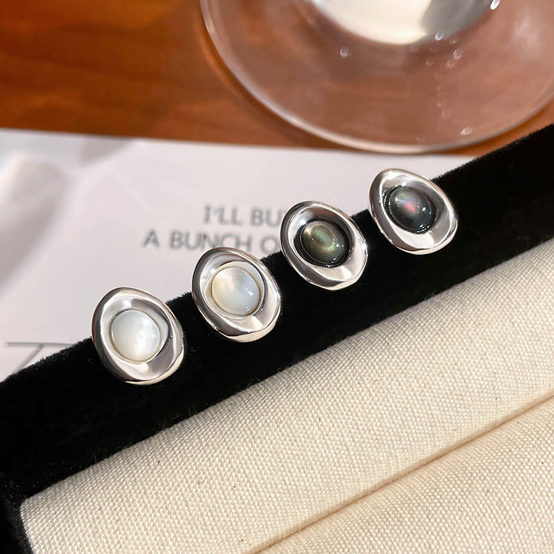 French vintage-style, old-money-inspired mother-of-pearl earrings for women, made of sterling silver, featuring a light luxury geometric oval design, exuding a sophisticated and vintage charm