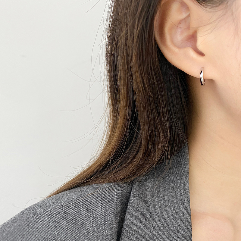 925 sterling silver Möbius hoop earrings, Korean style, simple and minimalist design, fashionable and versatile, with a cool and understated aesthetic