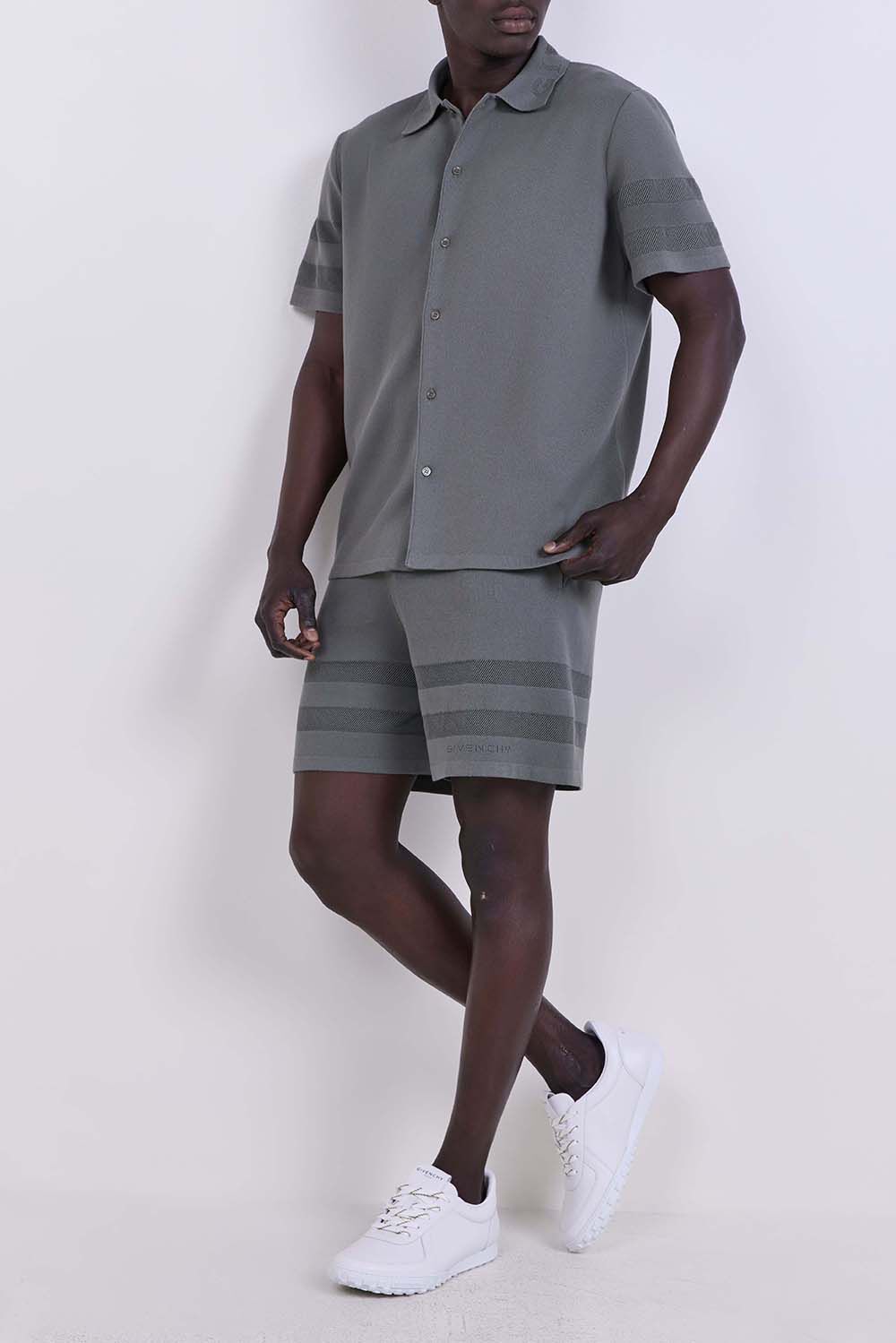 GIVENCHY מכנסיים קצרים בגזרה משוחררת
