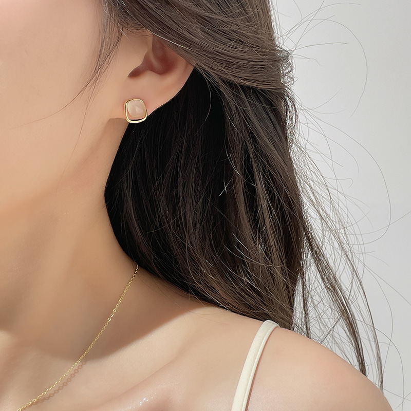 S925 sterling silver rhombus-shaped cat's eye stone earrings, exuding a sophisticated and elegant French style, geometric fashion earrings