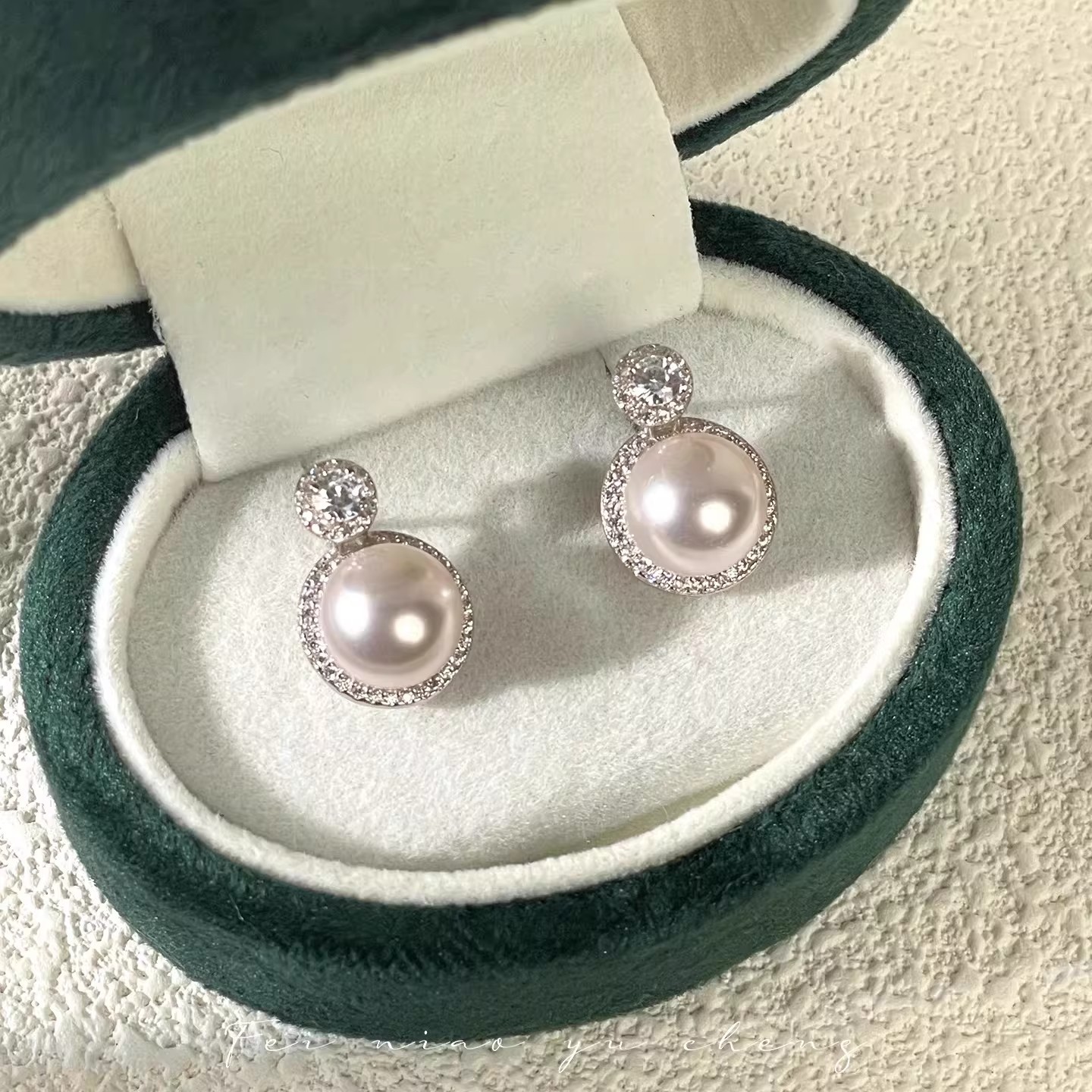 925 sterling silver full-diamond shell pearl earrings for women, French retro style, small Chanel-inspired geometric round earrings, light luxury and elegant accessories