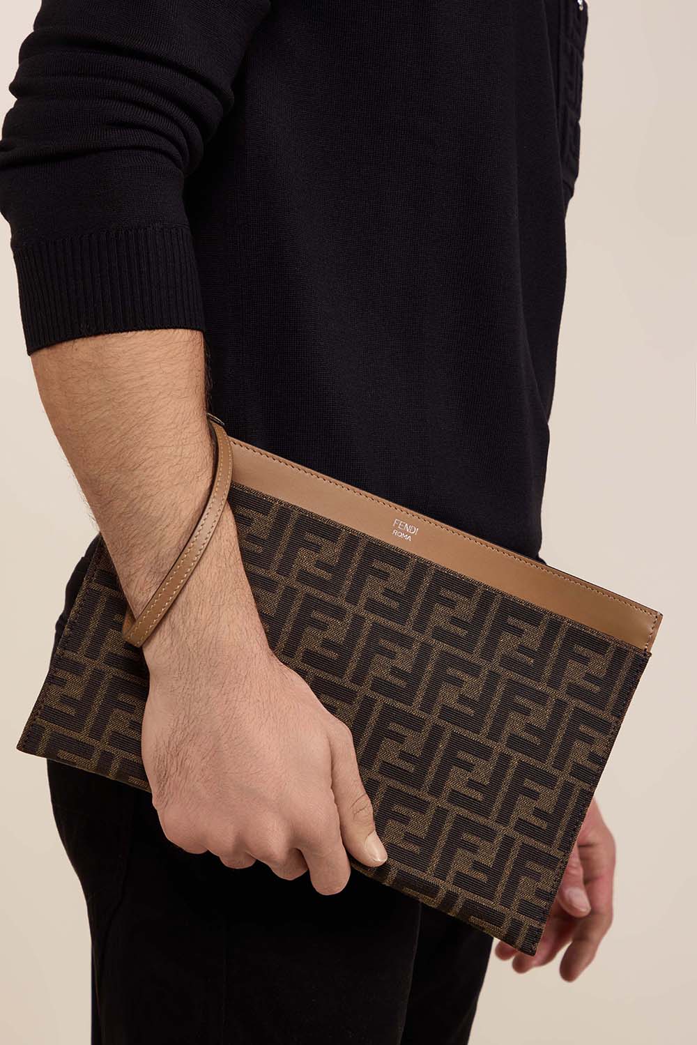 FENDI תיק קלאץ' בגודל מדיום