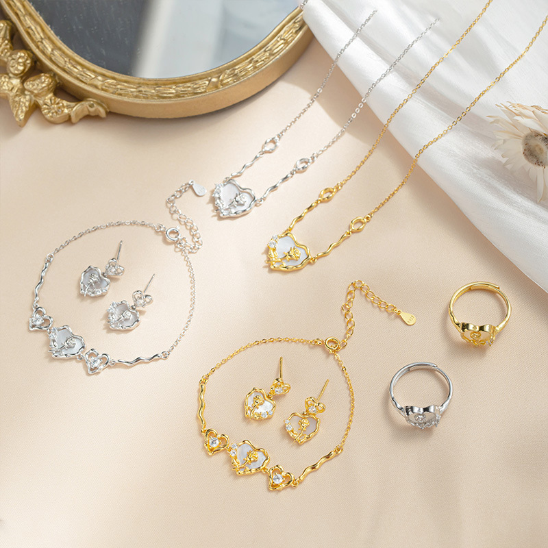 Original design, heart-shaped rose necklace for women, featuring a trendy, Instagram-inspired style, perfect for summer, with a unique and understated design