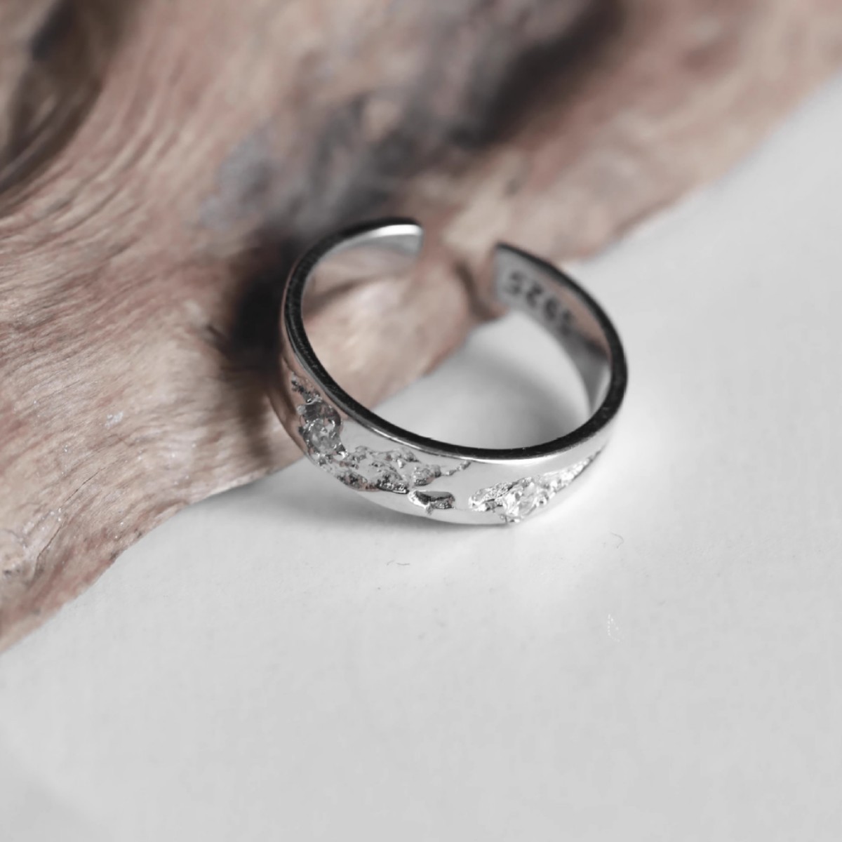 Minimalist and stylish broken star meteorite ring, featuring a unique and niche design with textured inlaid cubic zirconia, a high-end couple's ring