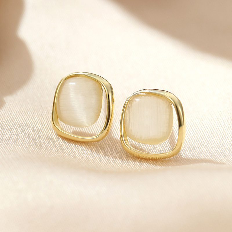 S925 sterling silver rhombus-shaped cat's eye stone earrings, exuding a sophisticated and elegant French style, geometric fashion earrings