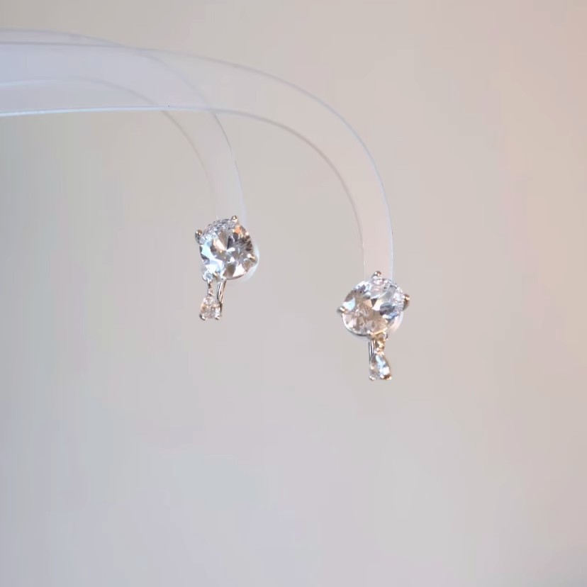 S925 sterling silver teardrop-shaped cubic zirconia earrings, fashionable and suitable for everyday wear, featuring a light luxury and sophisticated geometric design