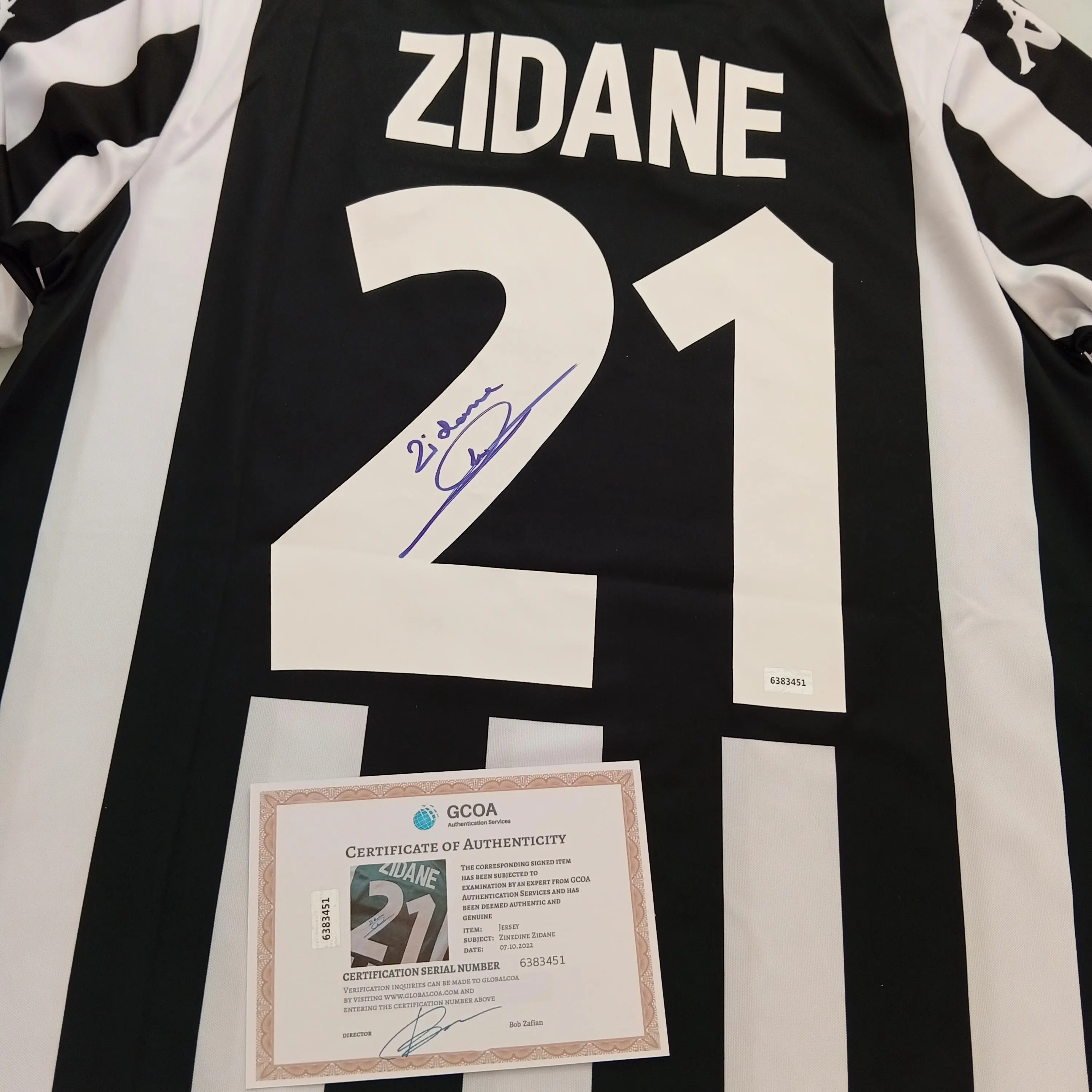 Zinedine Zidane Hand Signed Juventus Jersey #21 with COA