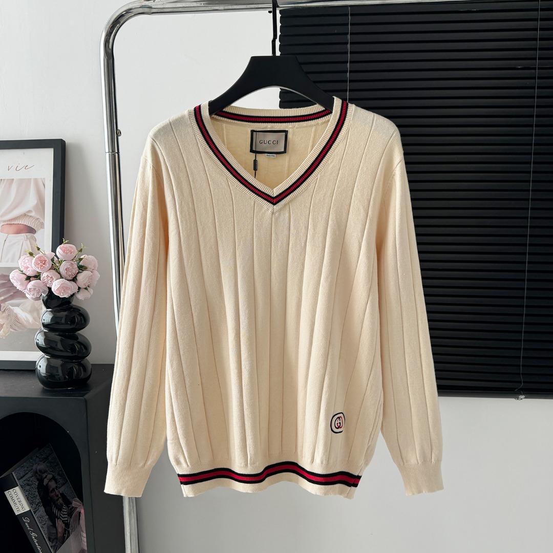 1021  Color-matching plaid sweater