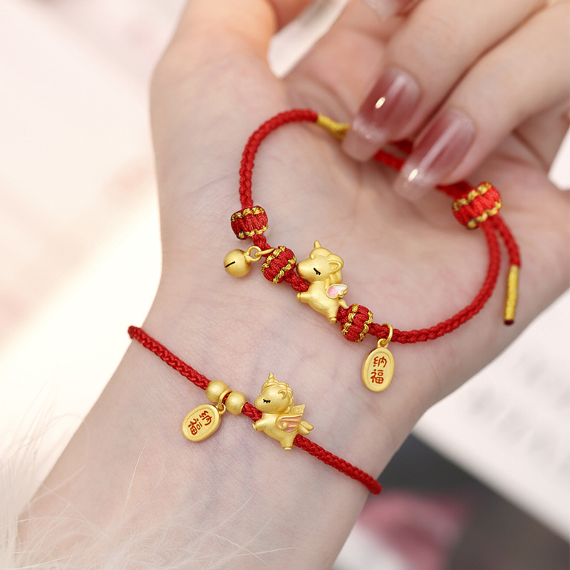 Original design: A lucky charm bracelet featuring a cute horse motif, with a red string, pure silver, and a zodiac horse design for the Year of the Horse, along with a traditional gold-plated flying unicorn charm