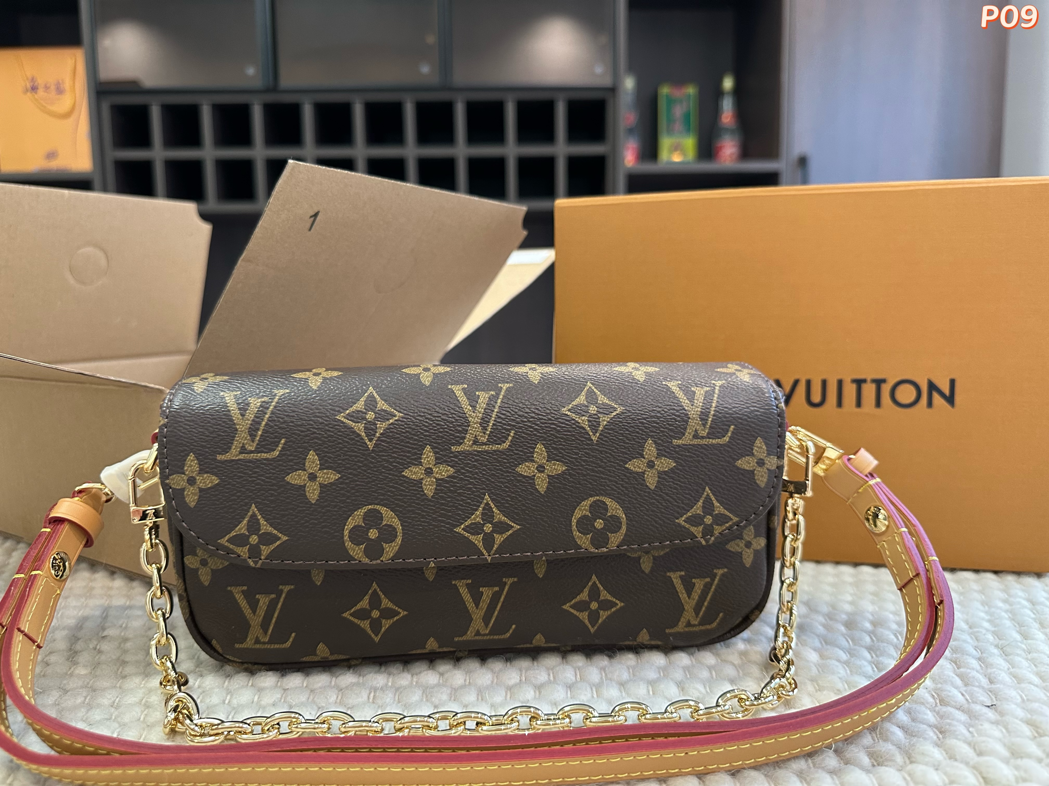 Lv Ivy WOC shoulder bag