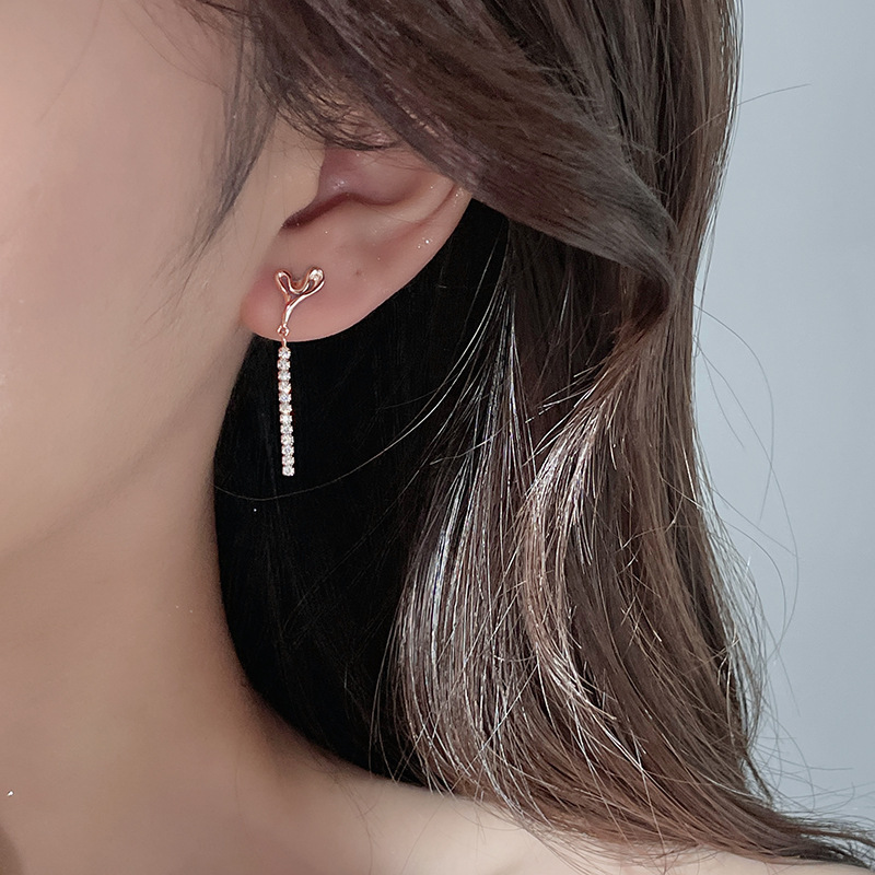 Original design, heart-shaped tassel earrings for women, made of 925 sterling silver, with a French-style, elegant, and long design, featuring an Instagram-worthy, vintage, and luxurious aesthetic