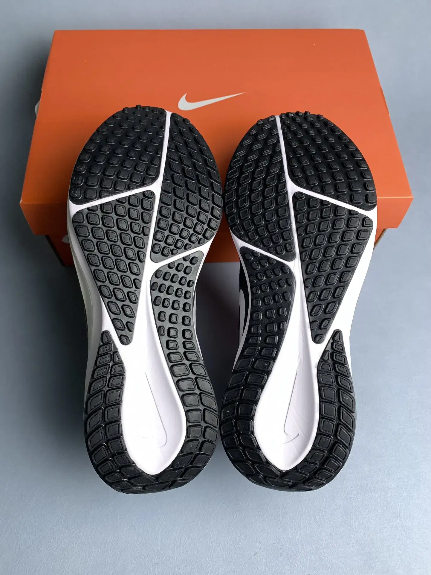 Nike Vomero 17 - Black/Anthracite/White product photo from LabelPicks