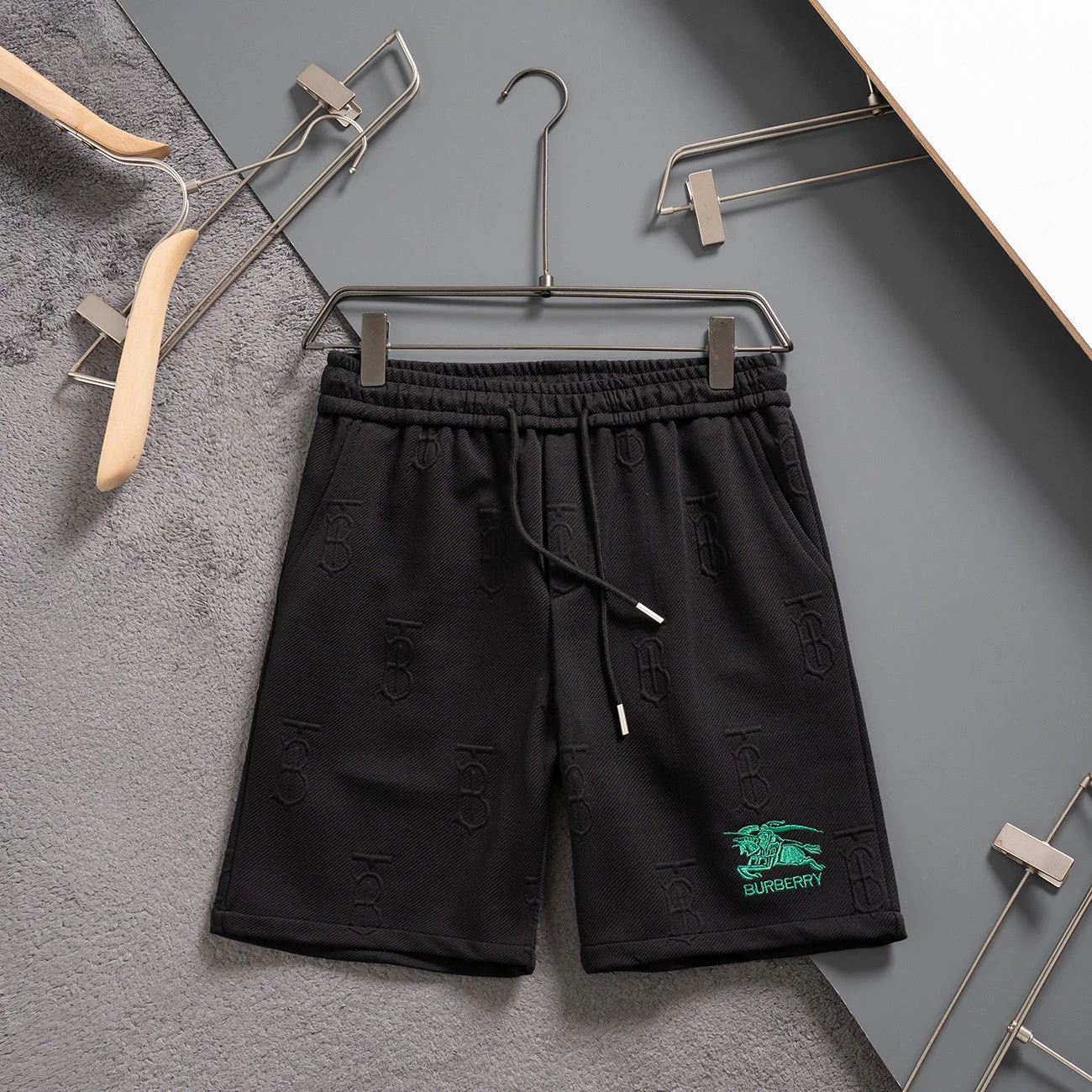 Knitted and embroidered high end shorts