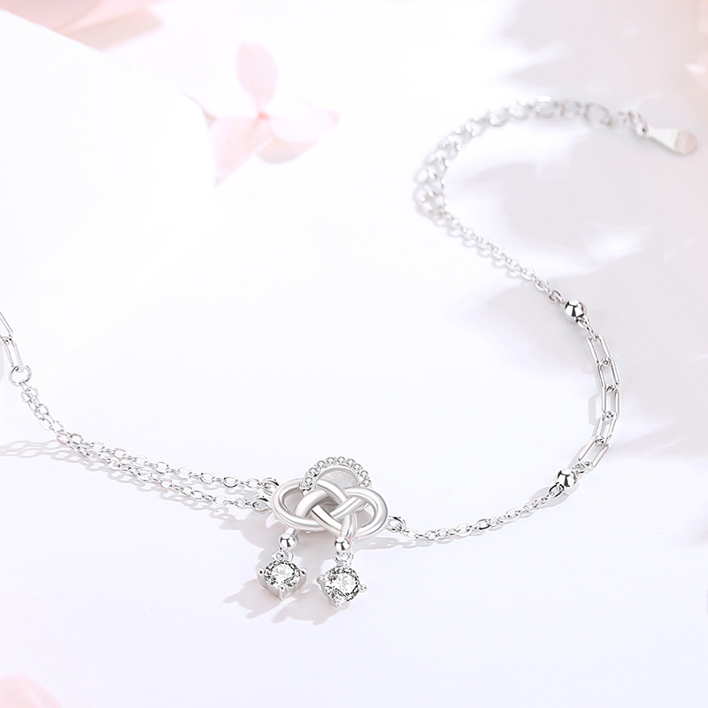 Original Chinese knot bracelet for women, made of pure silver, featuring a retro design and a new Chinese style. It’s a friendship bracelet, simple and delicate, with small embellishments