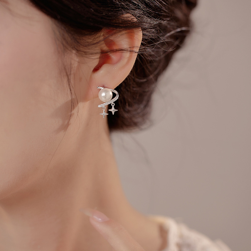 925 sterling silver pearl four-leaf clover earrings, French-style, chic, trendy, and elegant, perfect for adding a touch of sophistication to your look