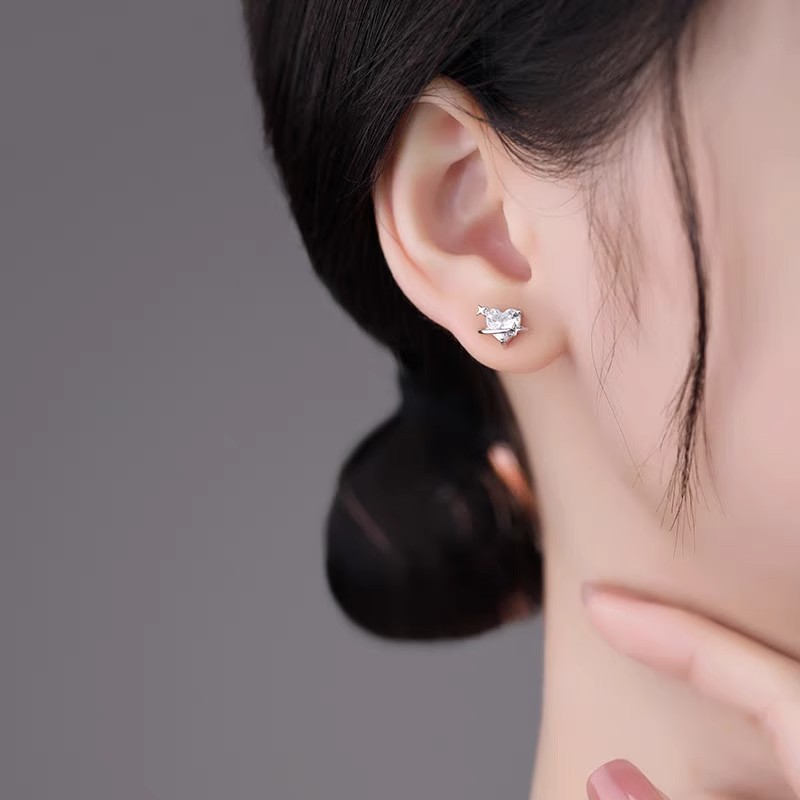 999 pure silver heart-shaped zircon earrings with meteor accents, niche ins earrings, sweet, fresh, and fashionable ear accessories