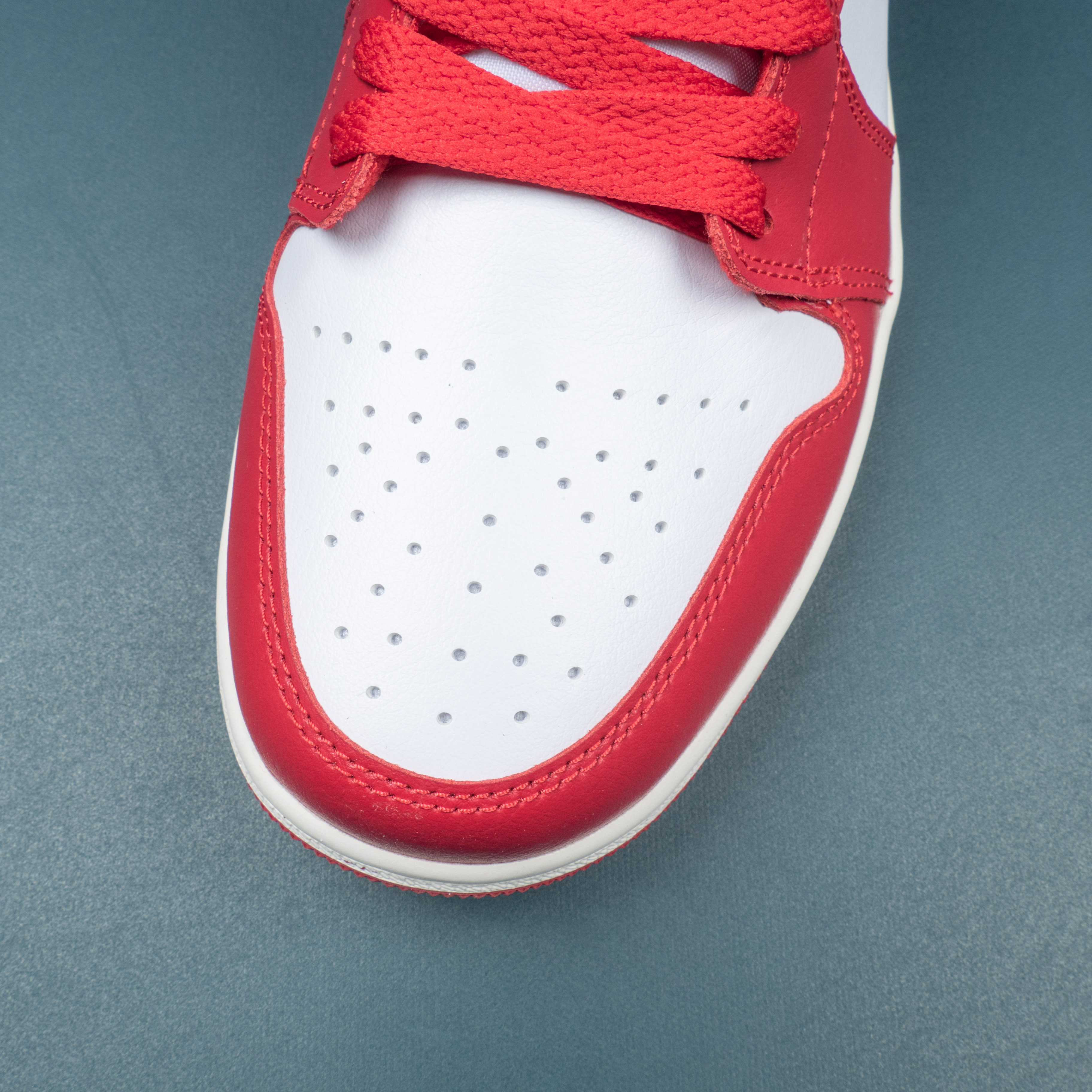 1's LowReverse Black Toe