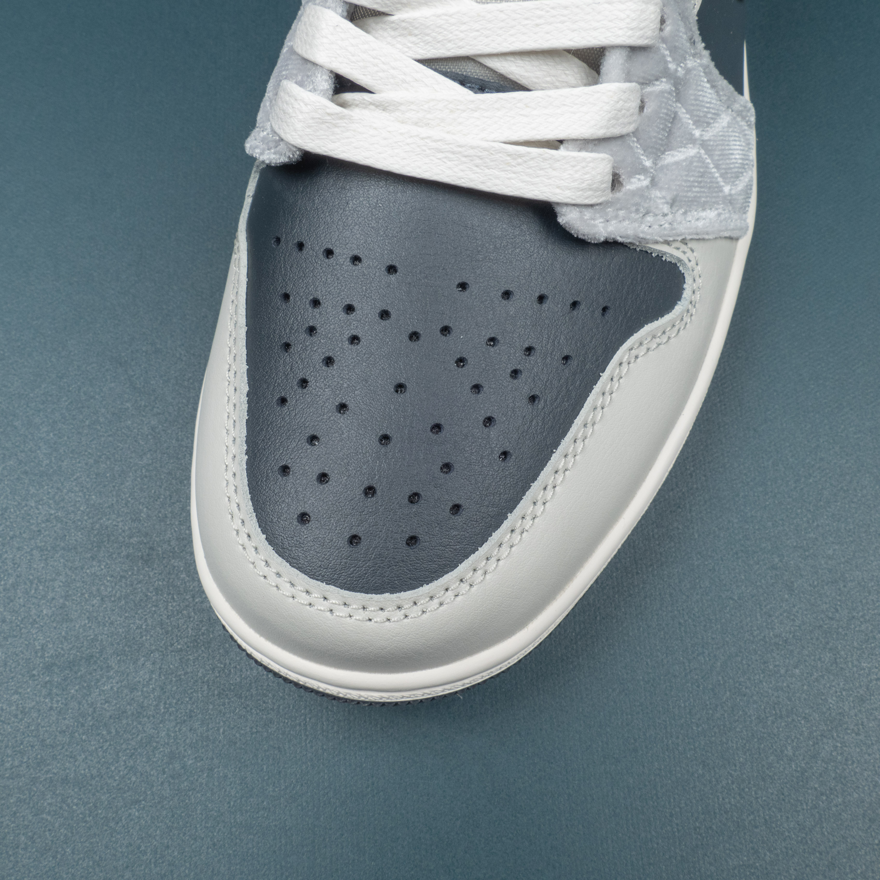 1‘s Low Beaded Swoosh