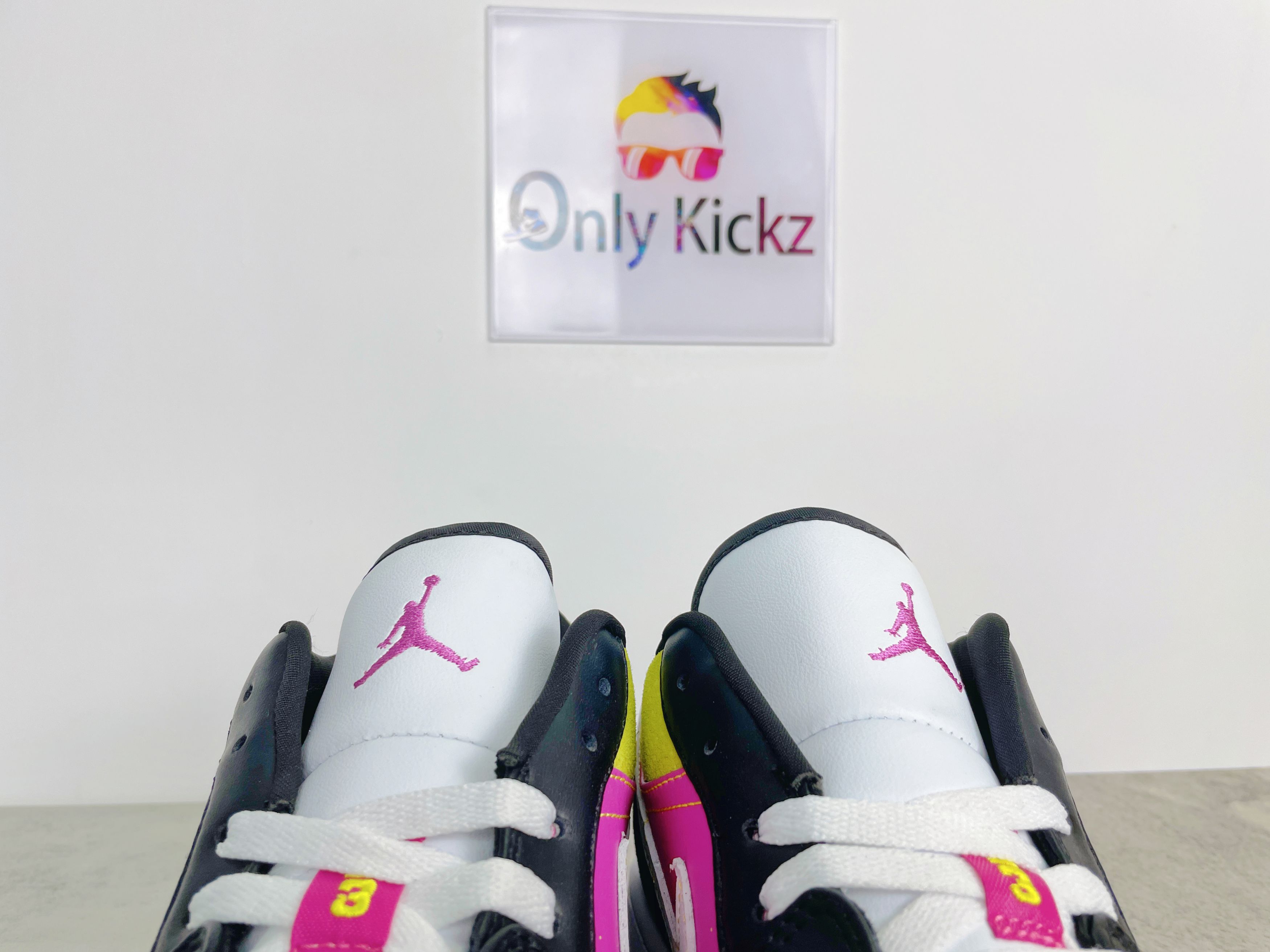 1's Low Black Active Fuchsia Cyber​​