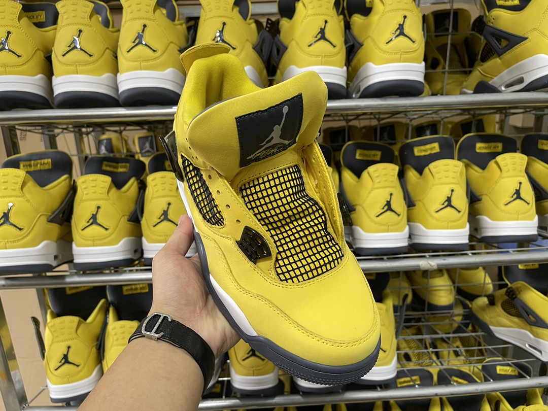 4's Retro Lightning (2021)