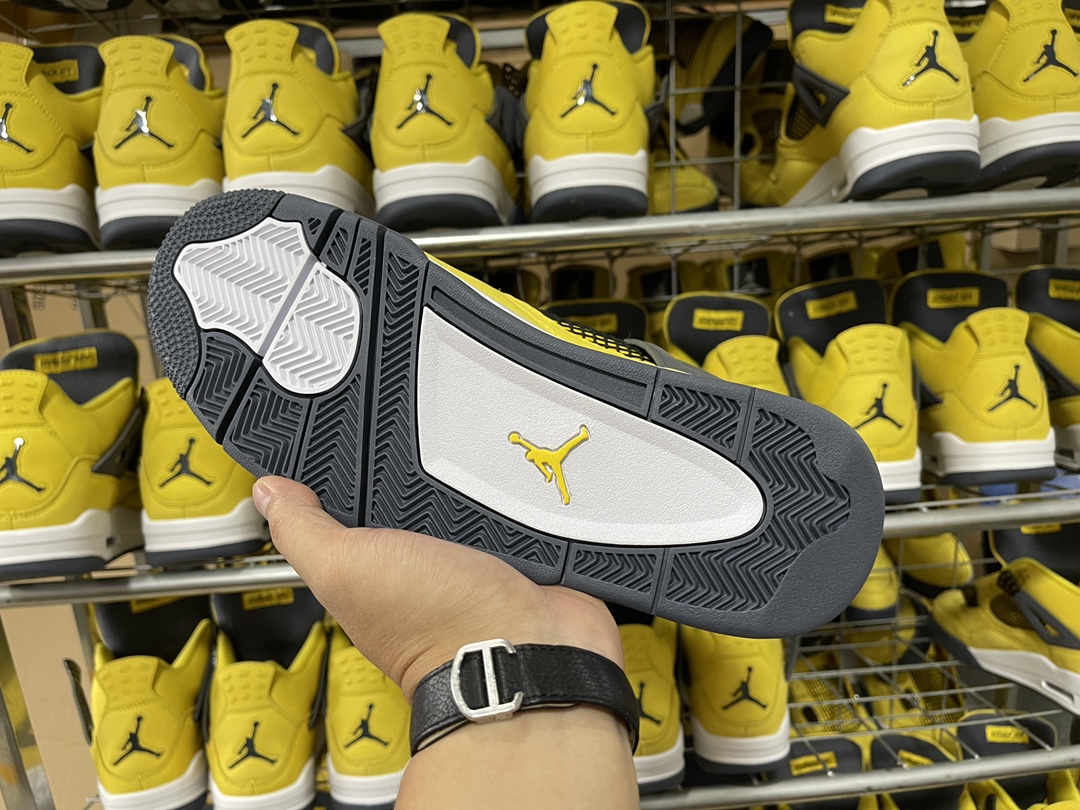 4's Retro Lightning (2021)