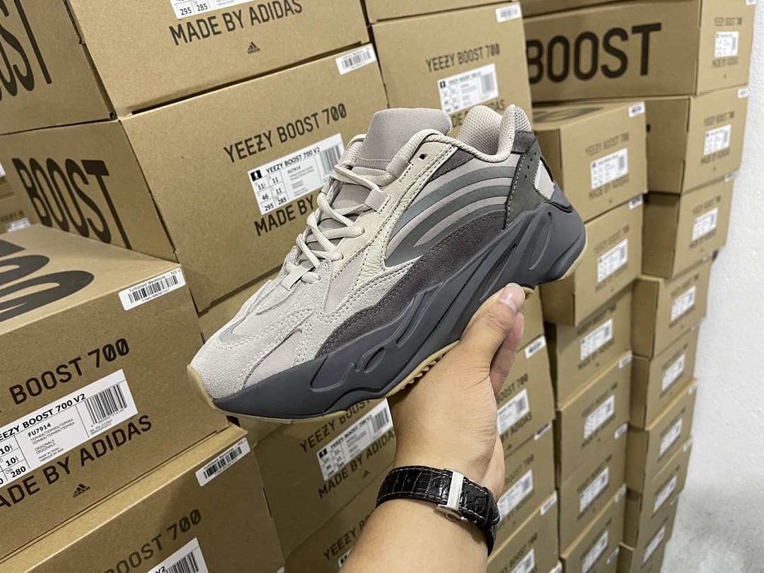 700 V2 Tephra