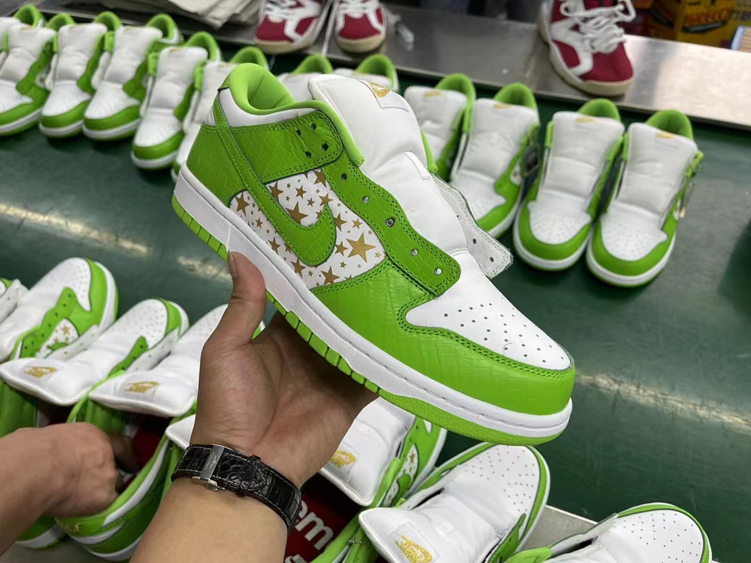 SB Dunk Low Supreme Stars Mean Green
