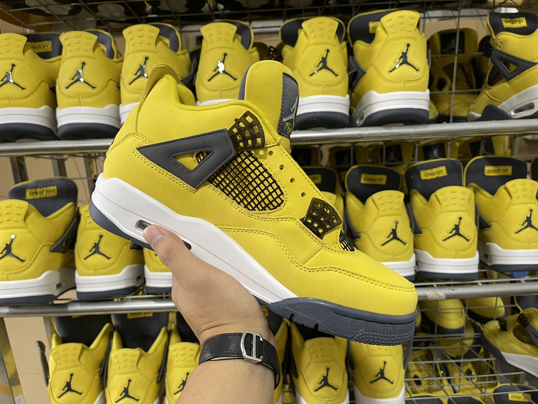 4's Retro Lightning (2021)