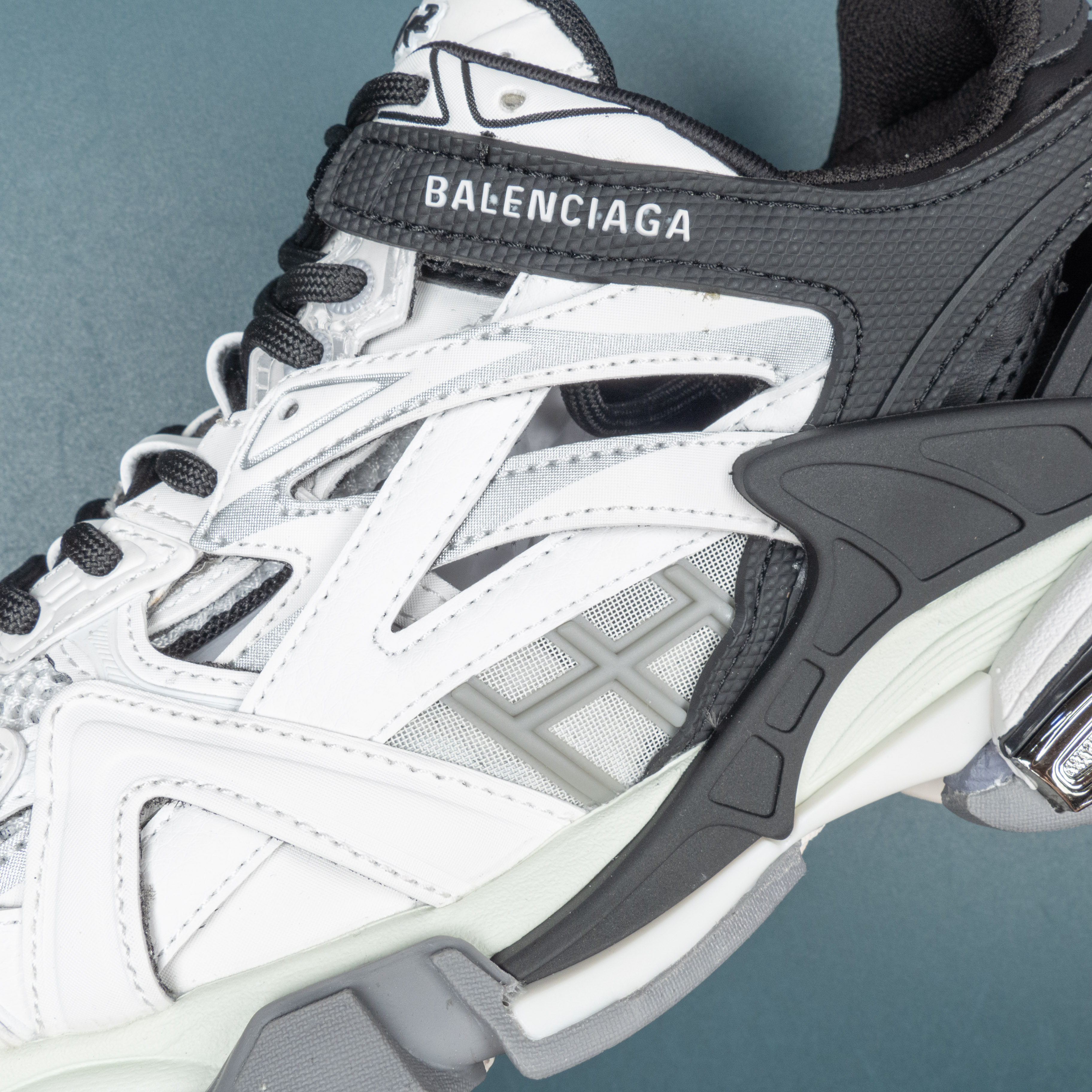 Track2.0 Black White