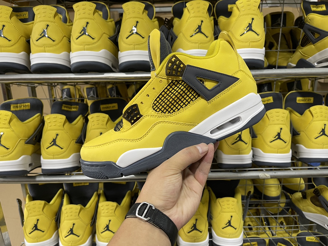4's Retro Lightning (2021)