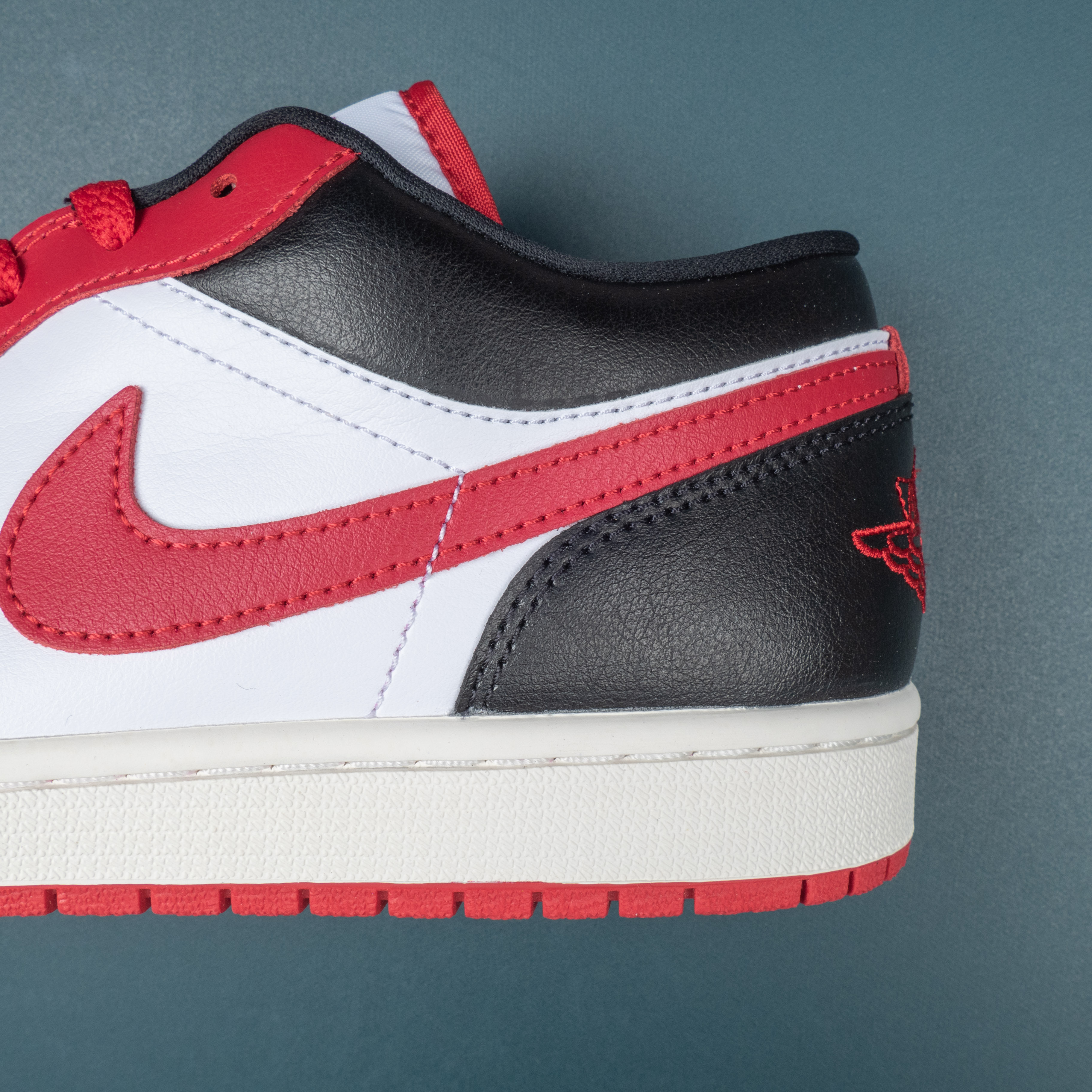 1's LowReverse Black Toe