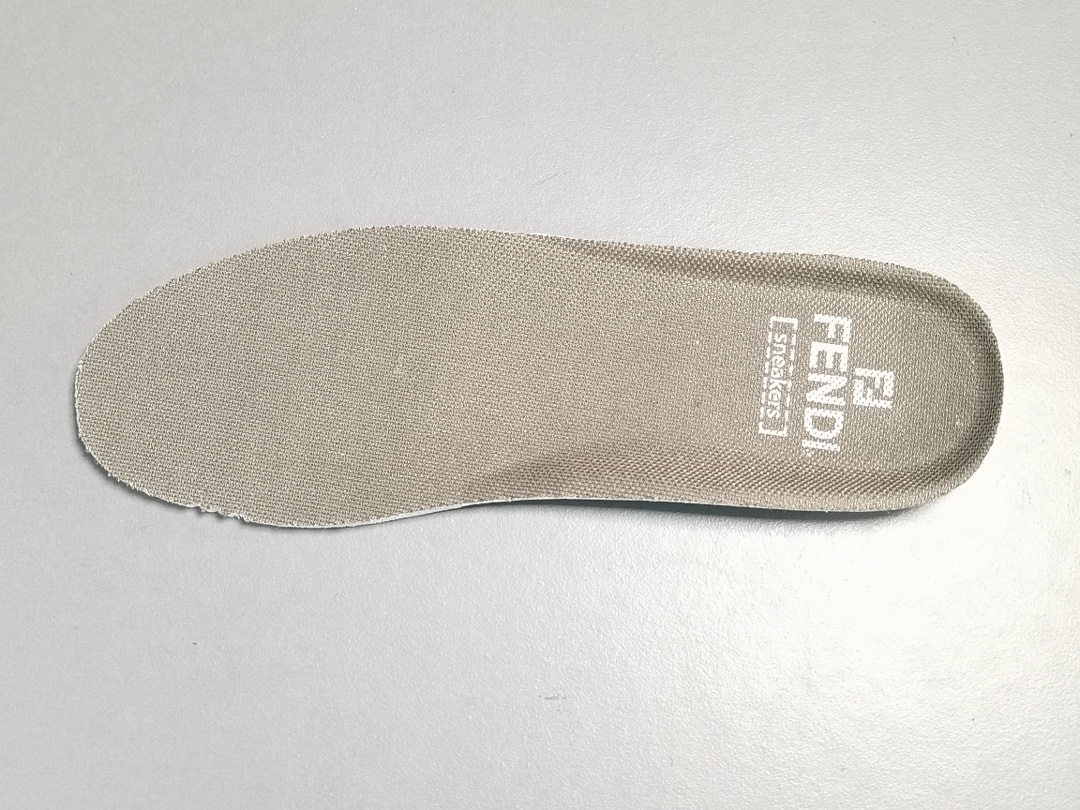 Low tops in black suede