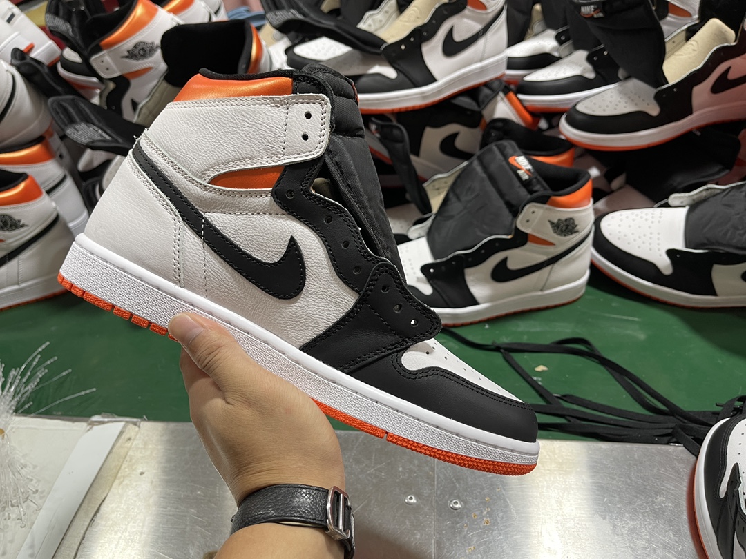 1 Retro High OG Elctro Orange