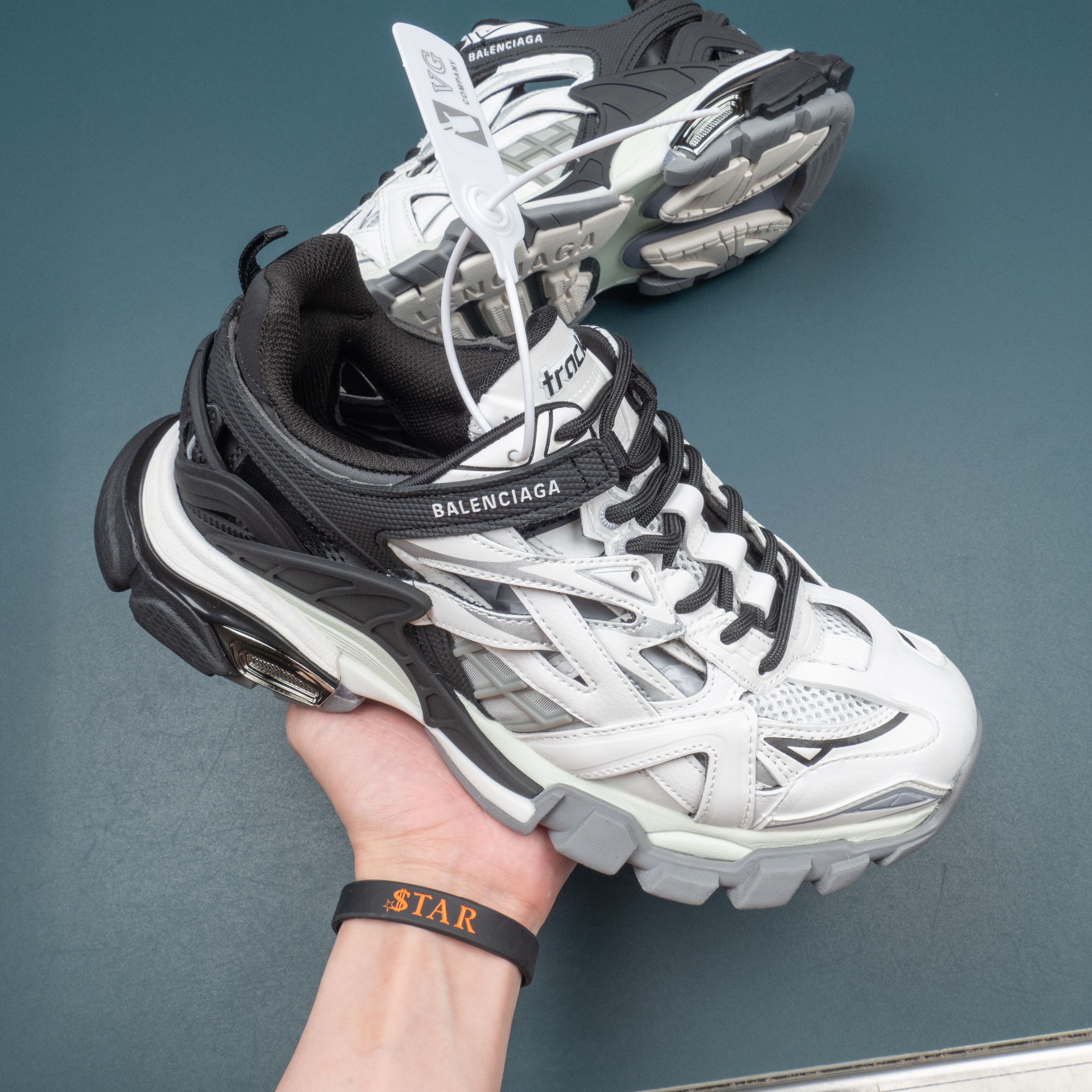 Track2.0 Black White