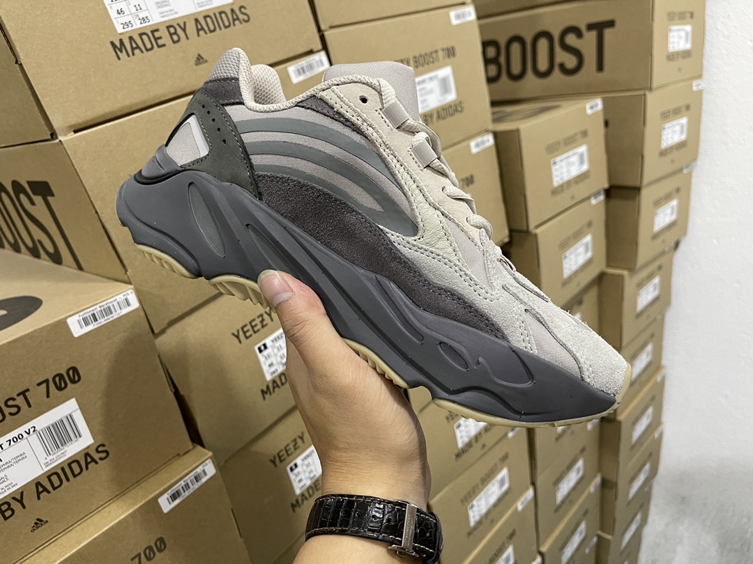 700 V2 Tephra