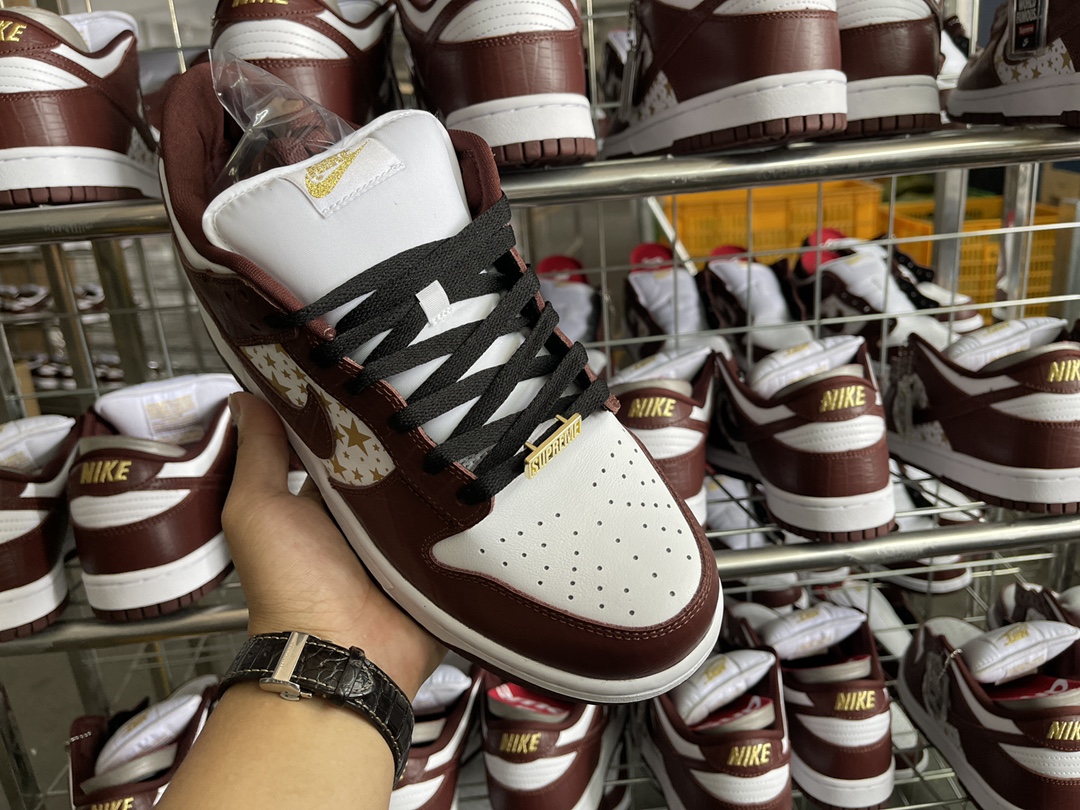 SB Dunk Low Supreme Stars Barkroot Brown