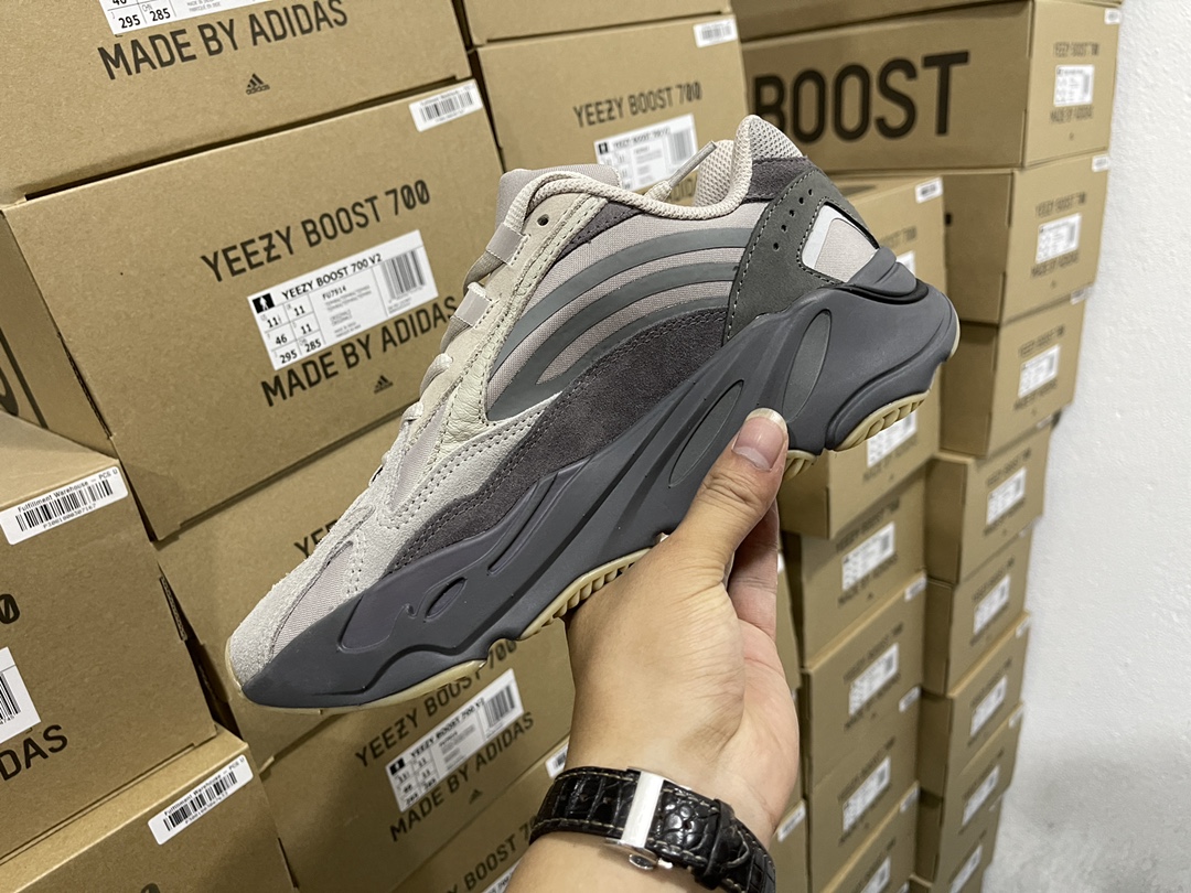 700 V2 Tephra