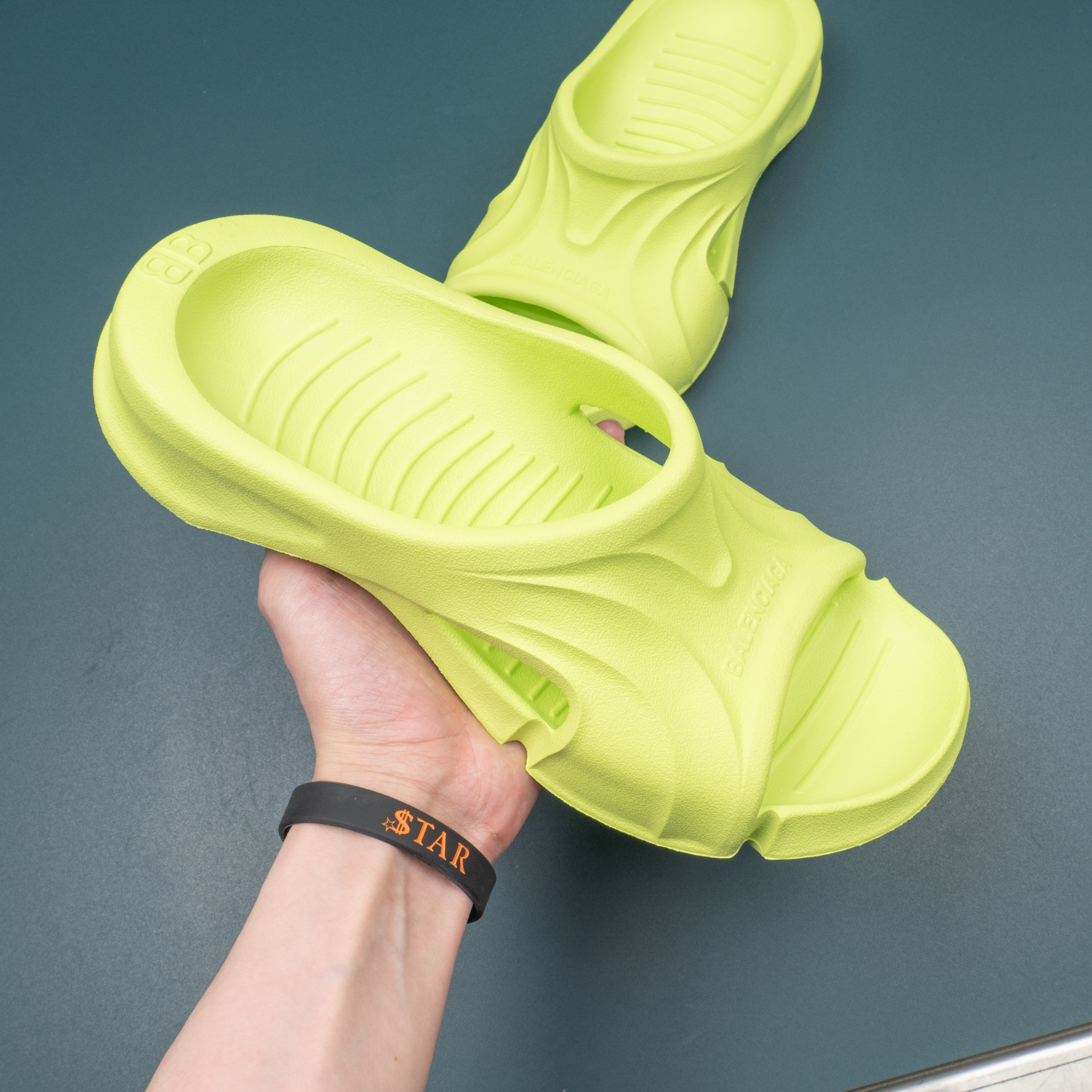 Mold Slide Sandal Glow Green