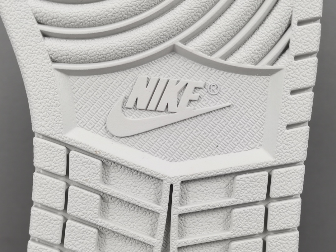 1's Retro High OG Bleached Coral