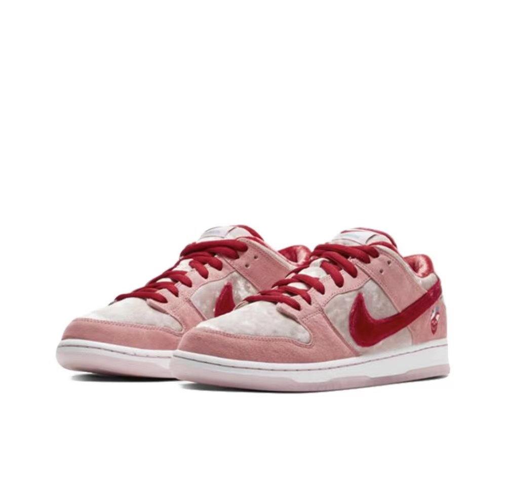 SB Dunk Low StrangeLove Skateboards CT2552-800