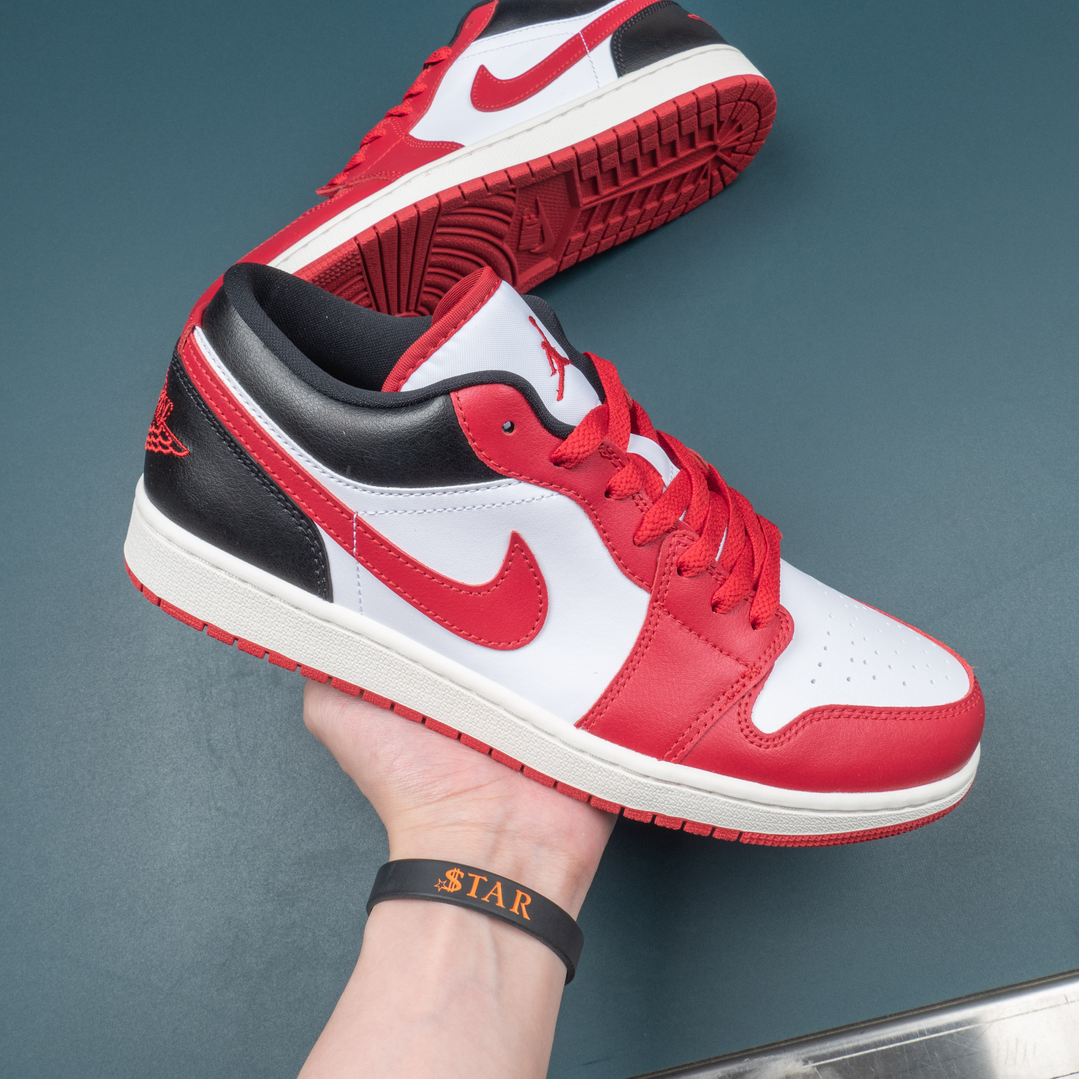 1's LowReverse Black Toe