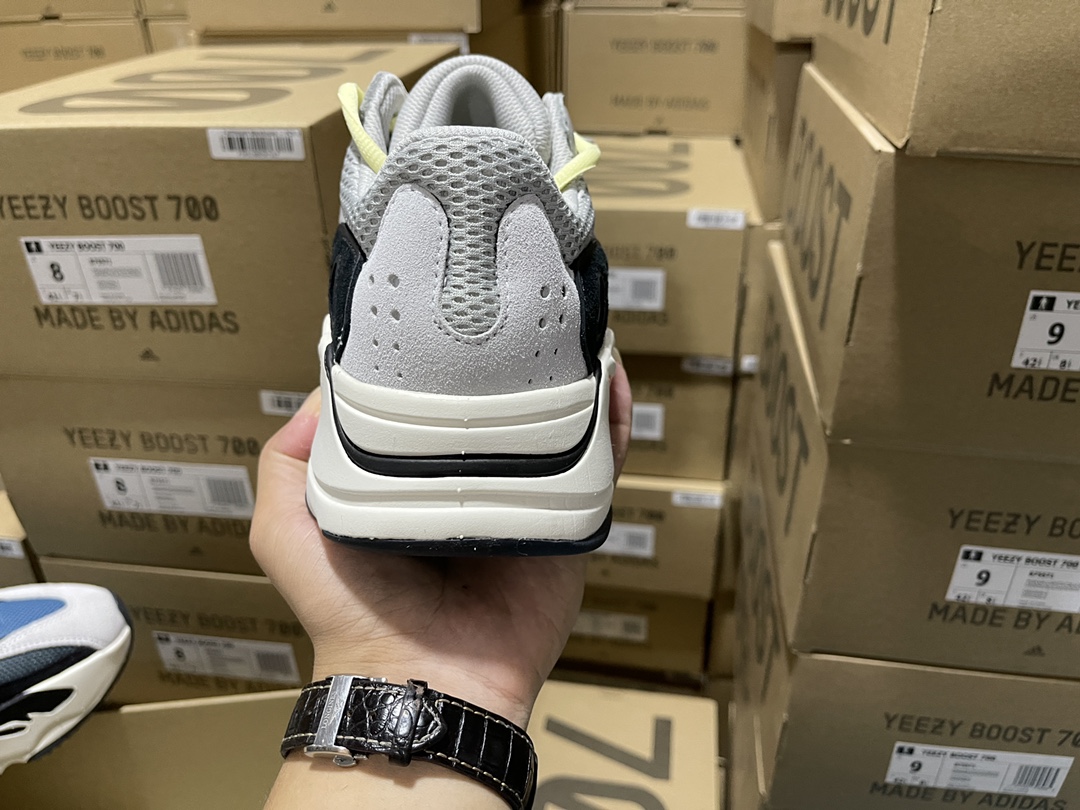 700 Wave Runner Solid Grey