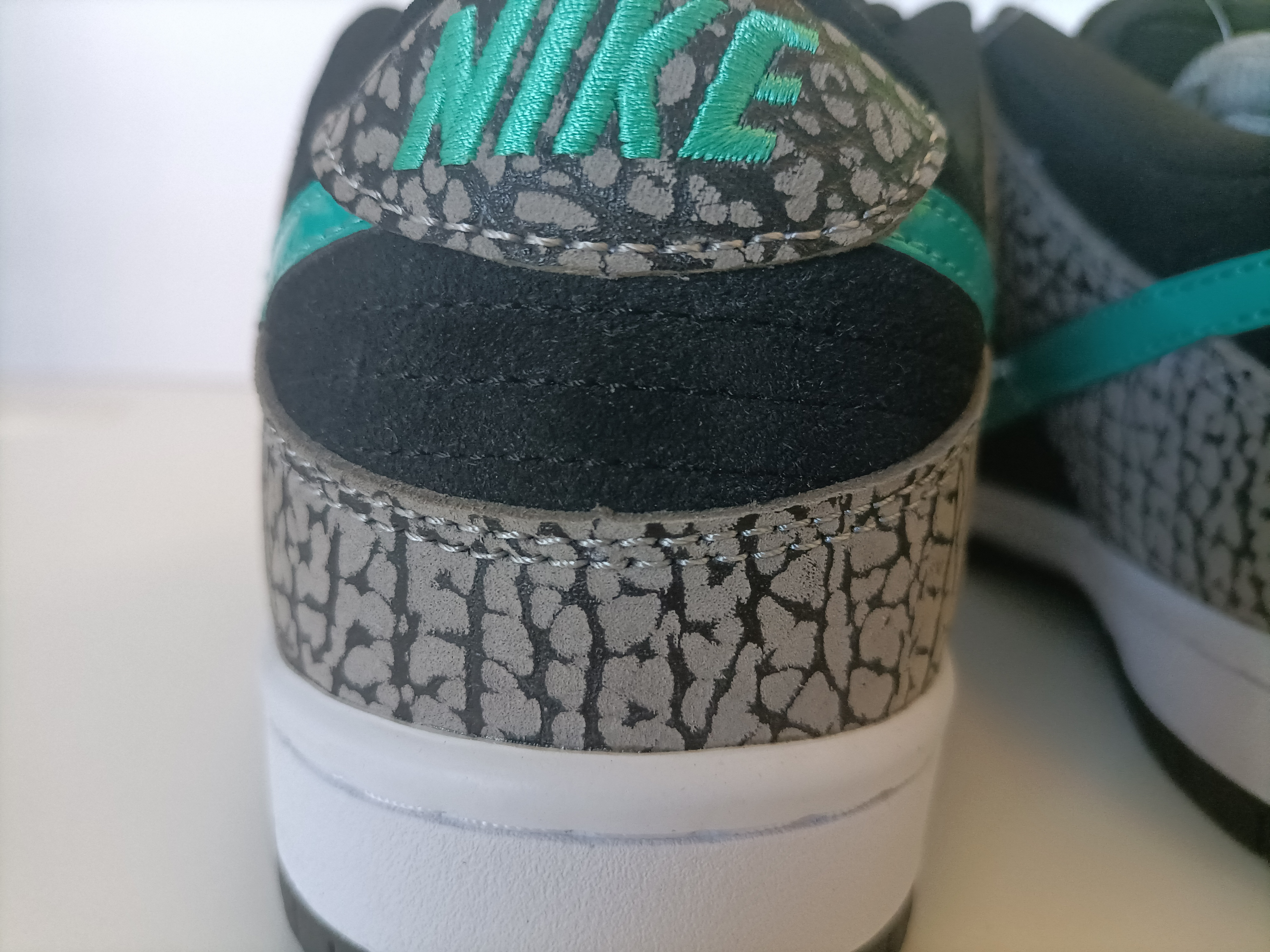 SB Dunk Low atmos Elephant