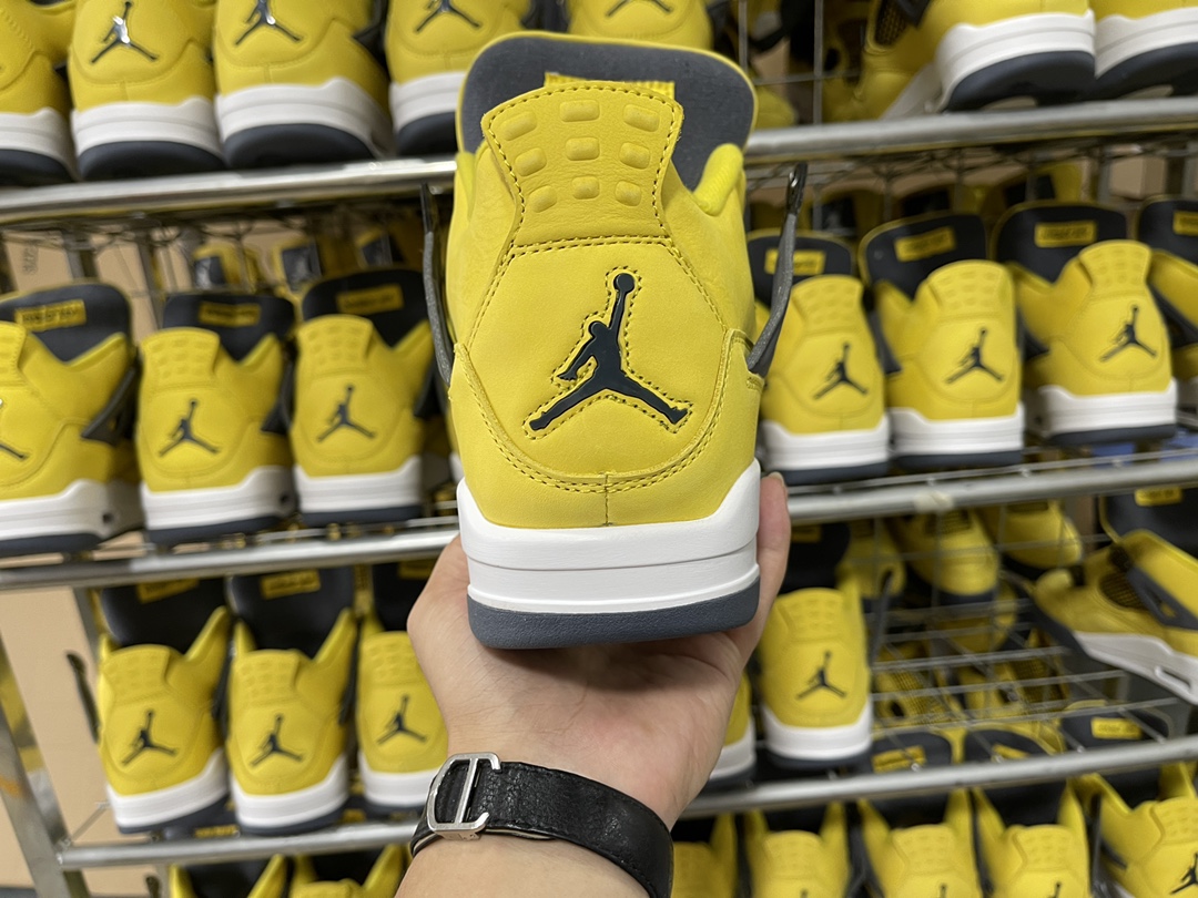 4's Retro Lightning (2021)