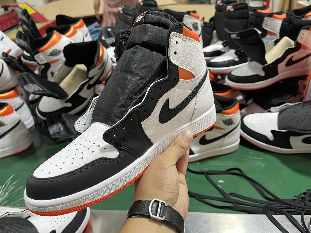 1 Retro High OG Elctro Orange