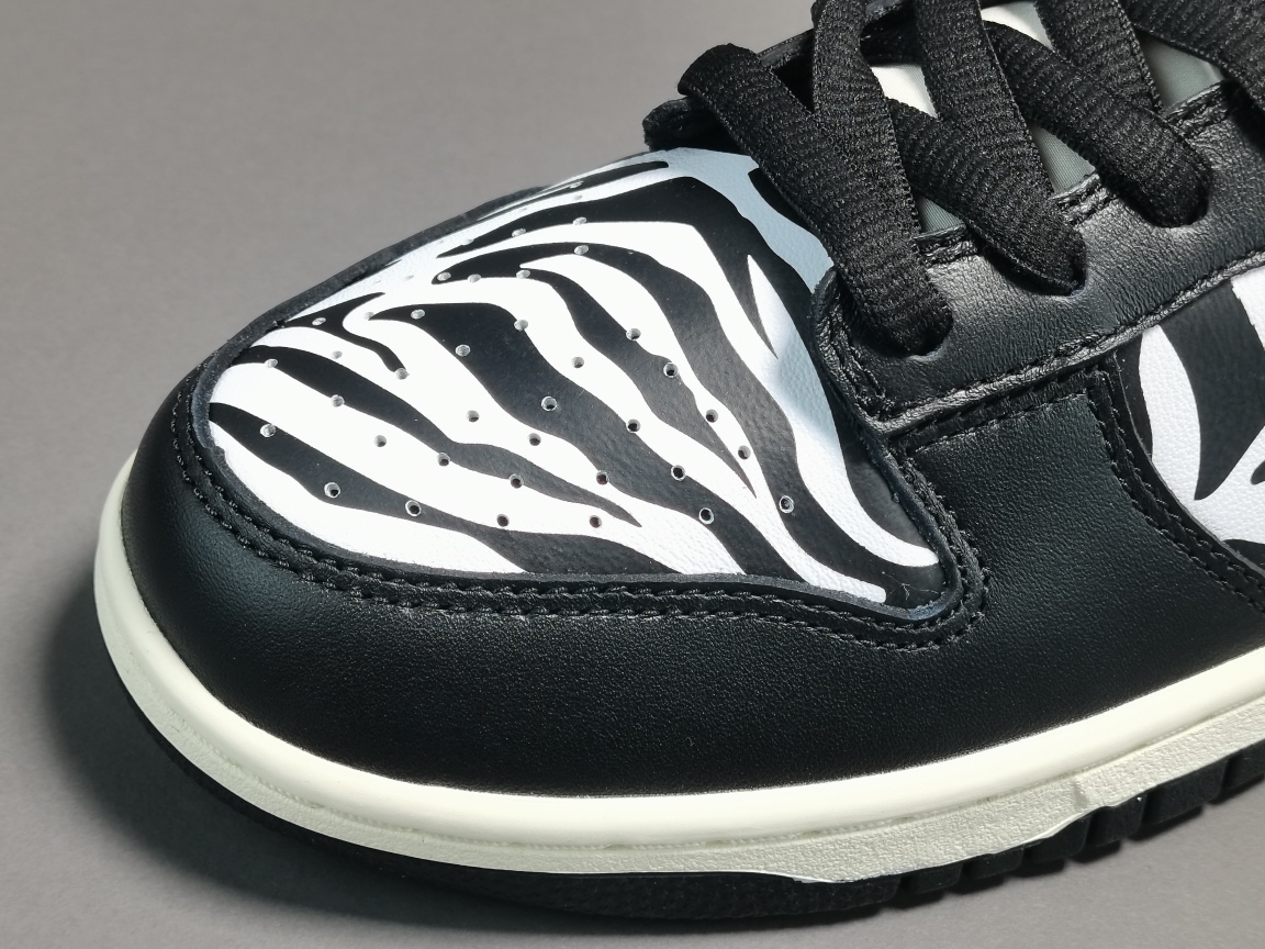 Dunk Low OG QS Quartersnacks Zebra