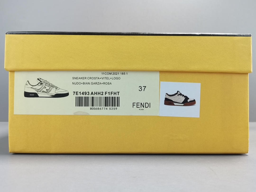 Low tops in black suede