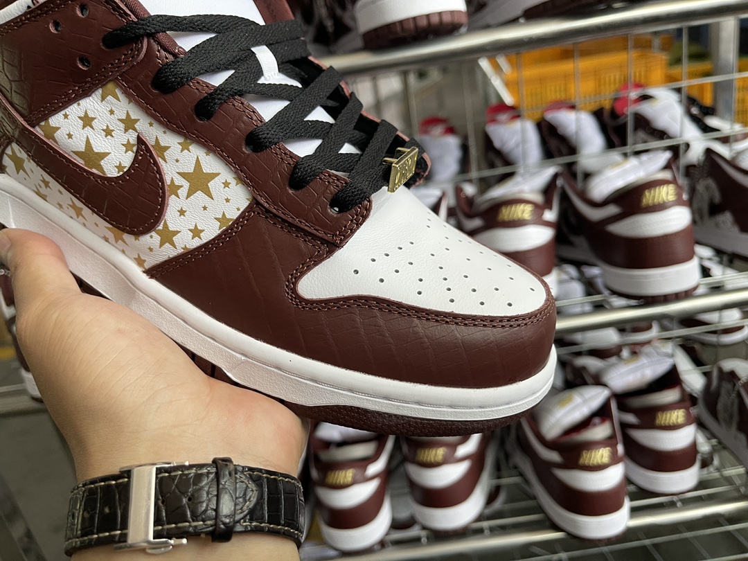 SB Dunk Low Supreme Stars Barkroot Brown
