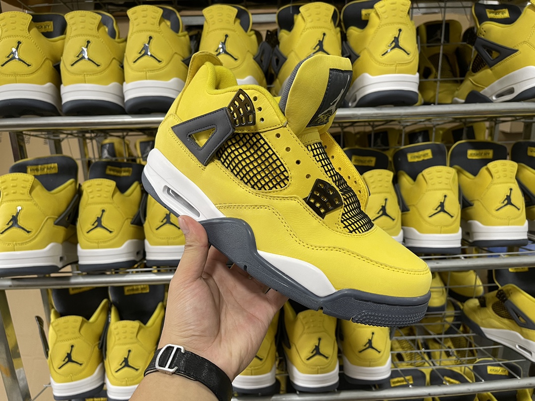 4's Retro Lightning (2021)